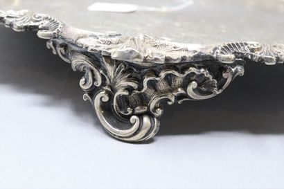 null Tripod metal tray with scroll and chased floral and foliage motifs.

Diam. 32...