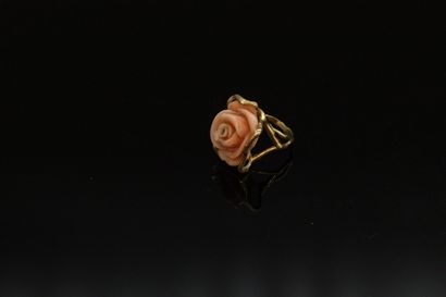 null Bague en or jaune 18k (750) figurant une rose en corail.

Tour de doigt :56...