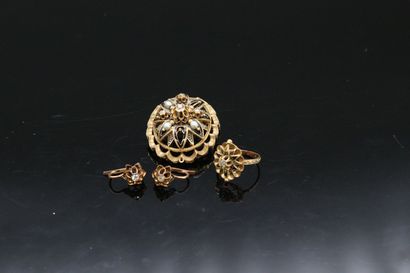 null Set in 18K (750) yellow gold, consisting of a brooch with a stylized flower...
