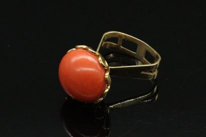 null Yellow gold ring 18k (750) decorated with a coral cabochon. 

Finger size :...