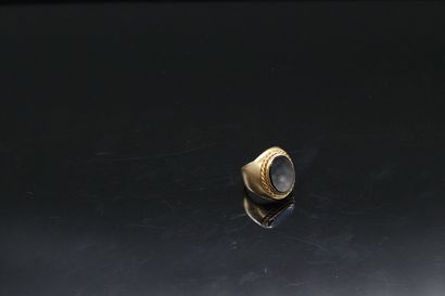null Ring in 18K (750) yellow gold with a plate of onyx surrounded by a corded decoration.

Finger...