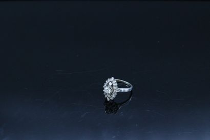 null Bague navette en or gris 18K (750) ornée en son centre d'un diamant d'environ...