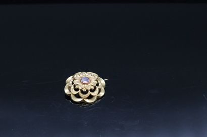 null 18k (750) yellow gold brooch stylizing a flower centered with a round amethyst....