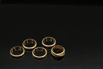 null Lot of five 18k (750) yellow gold wedding rings, one of which is three gold....