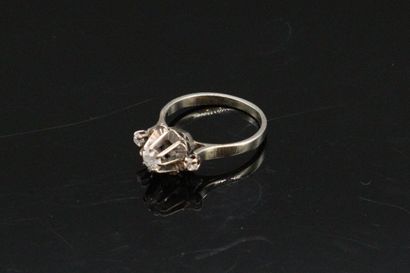 null Solitaire in 18k (750) white gold holding a diamond with a diamond on both sides....