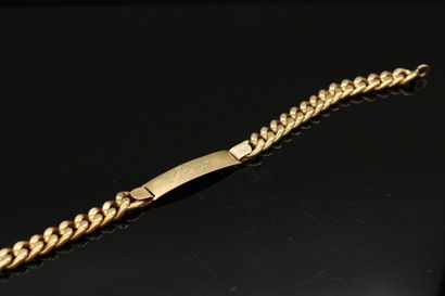 null Curb in 18K (750) gold engraved Gino. 

Italian work.

Wrist size : 21.5 cm....