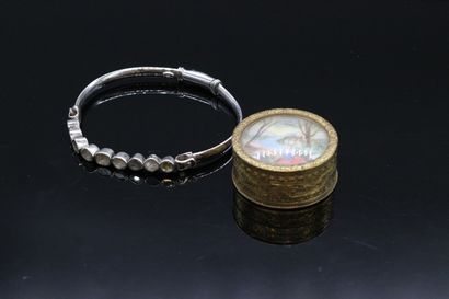 null Lot composé d'un bracelet en argent (925) orné de 9 diamants polki

On y joint...