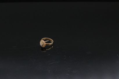 null Petite bague en or jaune 18K (750) ornée d'un diamant taille ancienne entouré...