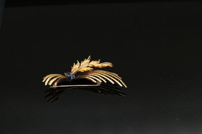 null 18k (750) yellow gold leafy brooch stylizing a leaf adorned with three round...