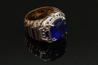 null Chevalière in 18K (750) gold, set with a synthetic cushion sapphire surrounded...