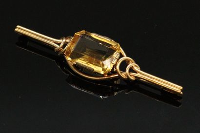 null 14K (585) yellow gold brooch holding a rectangular citrine with cut sides.

Gross...