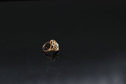 null Openwork ring in 18k (750) yellow gold holding a white stone. 

Finger size...