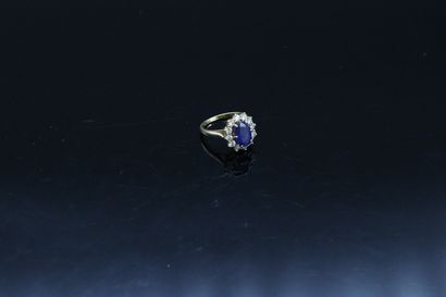 null Daisy ring in 18K (750) white gold set with a sapphire in its center surrounded...