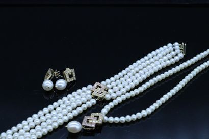 null Set in cultured pearls and 18K (750) gold comprising: a necklace adorned with...