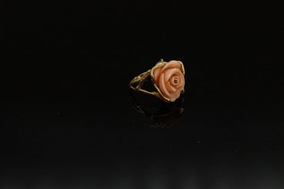 null Bague en or jaune 18k (750) figurant une rose en corail.

Tour de doigt :56...