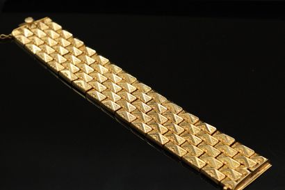 null Yellow gold bracelet 18k (750) with rectangular articulated mesh. 

Wrist size...