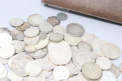 null Lot de pièces principalement en argent essentiellement françaises et XXe. 

Quelques...