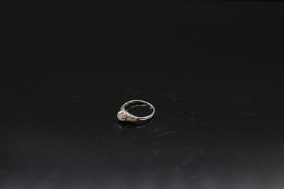 null Bague en or gris 18K (750) ornée d'un diamant taille ancienne épaulé de deux...