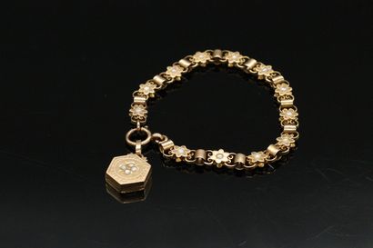 null Bracelet in 18k (750) yellow gold holding a medallion photo holder at its clasp....
