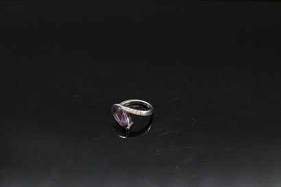 null 18K (750) white gold ring set with a pear-shaped amethyst and a pavement of...
