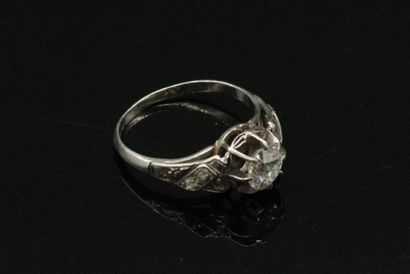 null Bague en or gris 18k (750) ornée d'un diamant taille ancienne. 

Tour de doigt...