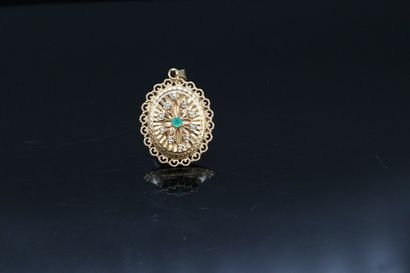 null 18k (750) yellow gold pendant with a round emerald in a circle of diamonds....