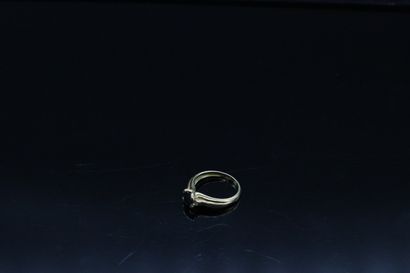 null 18k (750) yellow gold ring set with a sapphire in its center supported by two...