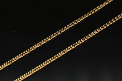 null UNO A ERRE

18k (750) yellow gold chain with curb chain. 

Size of neck : 42...