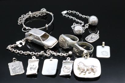 null Lot of silver jewelry including signet rings and pendants. 

Weight : 120 g...