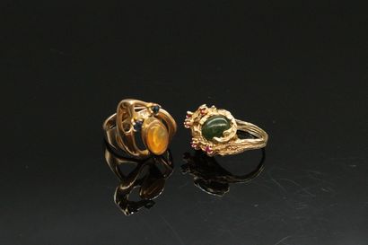 null Lot of two 14K gold rings (585), one with a cabochon of jadeite and small rubies,...