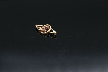 null Brooch in 18K (750) yellow gold set with three small rubies and a pearl.

Weight...