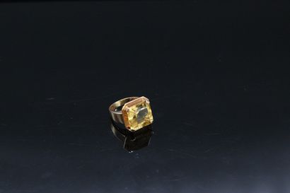 null Yellow gold ring 18k (750) decorated with a square citrine. 

Finger size :...