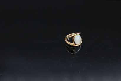 null Bague en or jaune 18K (750) formée de deux anneaux enserrant une opale.

Tour...