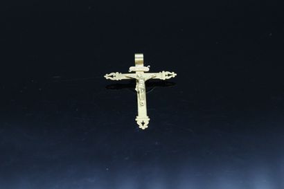 null Cross in 18K (750) yellow gold.

Weight: 6.49 g