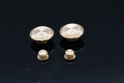 null Lot of 18k (750) yellow gold guilloché cufflinks and collar. 

Weight : 6,17...