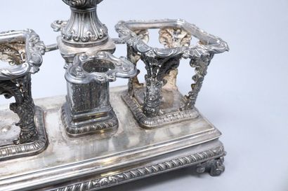 null Oil and vinegar holder in silver

Weight : 720 g.