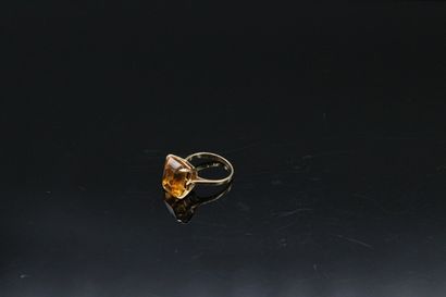 null Yellow gold ring 18k (750) decorated with a rectangular citrine.

Marked with...