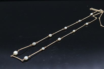 null Yellow gold necklace 18K (750) decorated with small pearls.

Eagle head hallmark.

Necklace...