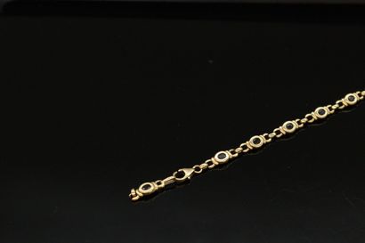 null Bracelet en or jaune 18K (750) orné de 9 petits saphirs.

Poids brut : 8.61...