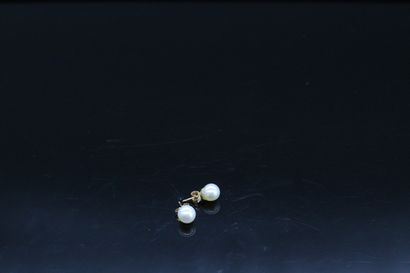 null Pair of 18K (750) yellow gold ear studs set with pearls.

Gross weight. : 1.00...