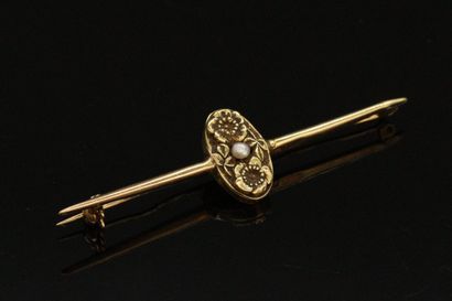 null Brooch in 18K (750) yellow gold forming a flower holding a small pearl in its...