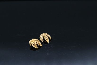 null Pair of 18K (750) yellow gold ear clips featuring palmettes.

Eagle head hallmark.

Weight...