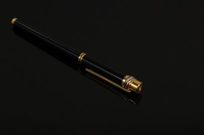 null CARTIER (Must de)

Fountain pen in black lacquer and gold metal model "Trinity"....