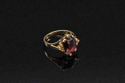 null Bague en or jaune 18K (750) ornée d'un doublet grenat verre. 

Tour de doigt...