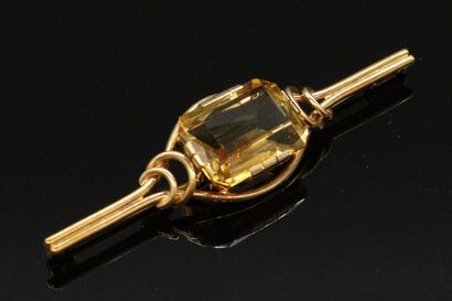 null 14K (585) yellow gold brooch holding a rectangular citrine with cut sides.

Gross...