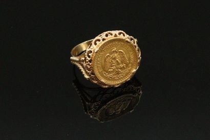 null Yellow gold ring 18K (750) filigree holding a coin of dos pesos 1/2 (1945).

Finger...