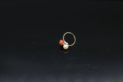 null Toi&Moi ring in 18k (750) yellow gold set with a coral rose and a cultured pearl....