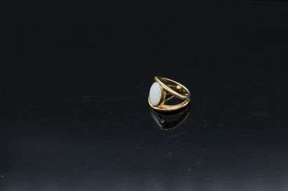 null Yellow gold ring 18K (750) formed of two rings enclosing an opal.

Finger size...