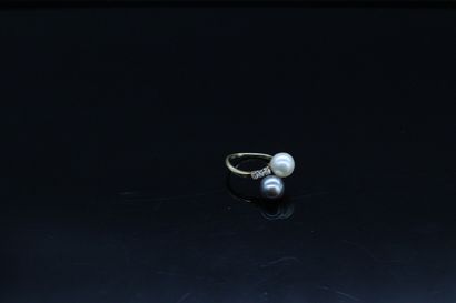 null Ring Toi & Moi in 18k (750) yellow gold with a Tahitian black pearl and a Japanese...