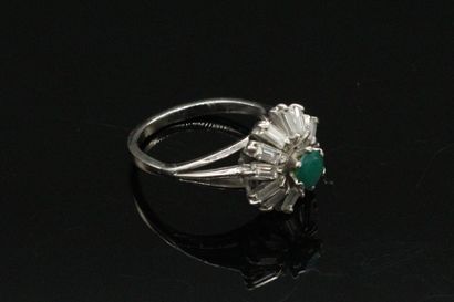 null Daisy ring in 18K (750) white gold set with baguette diamonds and a round emerald...